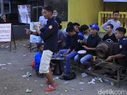Pengamen Jalanan Dadakan Hibur Pemudik yang Lewat Nagreg
