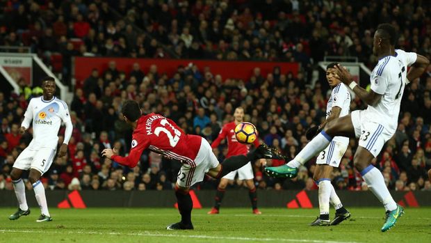 MANCHESTER, ENGLAND - DECEMBER 26:  Henrikh Mkhitaryan of Manchester United scores his team's third goal during the Premier League match between Manchester United and Sunderland at Old Trafford on December 26, 2016 in Manchester, England.  (Photo by Jan Kruger/Getty Images)