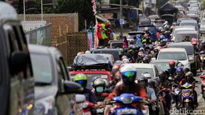 Antrean Kendaraan Menuju Wisata Ciwidey Mengular