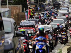 Antrean Kendaraan Menuju Wisata Ciwidey Mengular