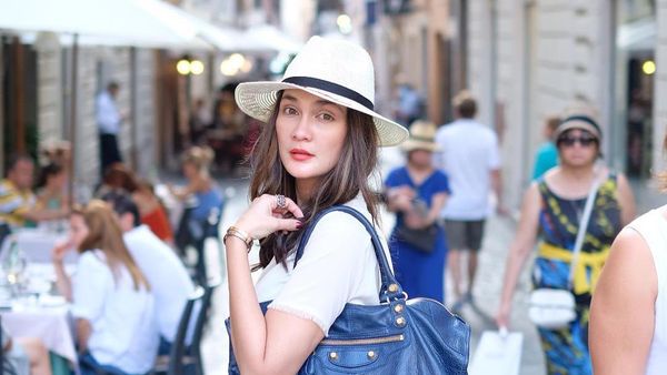 Gaya Liburan Luna Maya di Italia