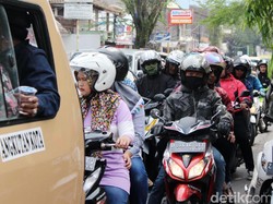 Banyak Angkot Berhenti, Cireundeu Arah Lebak Bulus Macet 2 Km