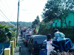 Kendaraan Antre 5 Kilometer di Jalan Menuju Pantai Palabuhanratu