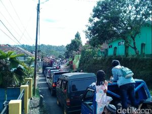 Kendaraan Antre 5 Kilometer di Jalan Menuju Pantai Palabuhanratu Kendaraan Antre 5 Kilometer di Jalan Menuju Pantai Palabuhanratu