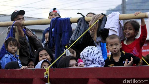 Warga Bandung Memilih Mobil Bak Terbuka untuk Mudik dan Liburan