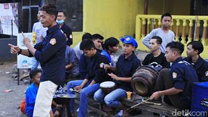 Pemudik di Nagreg Dihibur Pengamen Jalanan