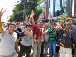 Ratusan Driver Grab Demo di Maspion Plaza soal Insentif Lebaran