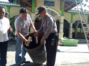 300 Petasan Ditemukan pada Balon Udara yang Jatuh ke Masjid 300 Petasan Ditemukan pada Balon Udara yang Jatuh ke Masjid