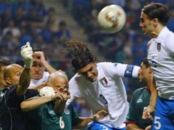 Paolo Maldini berlaga di empat Piala Dunia bersama timnas Italia. Ada 23 pertandingan yang sudah dimainkan. (Foto: Gerard Julien/AFP)