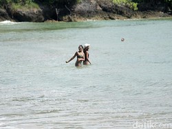 Spotted! Putri Obama Seksi Berbikini di Pantai Jimbaran