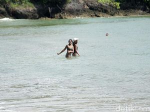 Spotted! Putri Obama Seksi Berbikini di Pantai Jimbaran Spotted! Putri Obama Seksi Berbikini di Pantai Jimbaran