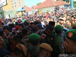 23 Warga Makassar Pingsan Saat Berdesakan di Open House Wapres JK