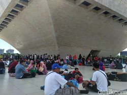 Libur Lebaran, Ribuan Pengunjung Antre Naik ke Puncak Monas