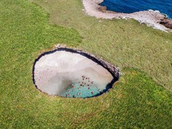 Di Dalam Lubang Ini, Ada Pantai yang Cantik!