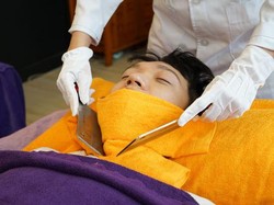 Tren Kesehatan Aneh di Taiwan, Memijat Wajah dan Tubuh Pakai Pisau