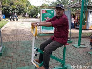 Jalan Sore di Taman Waduk Pluit, Alat Fitness Jadi Idola