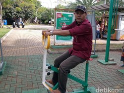 Jalan Sore di Taman Waduk Pluit, Alat Fitness Jadi Idola