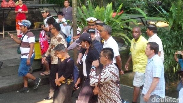 Obama dikala tiba di Tirta Empul (David Saut/detikcom)