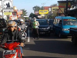 Urai Macet di Puncak, Gerbang Tol Ciawi Dibuka 8 Gate
