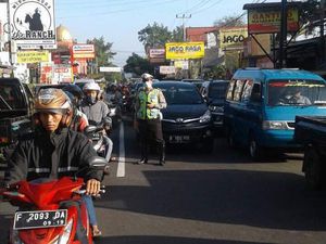 Urai Macet di Puncak, Gerbang Tol Ciawi Dibuka 8 Gate Urai Macet di Puncak, Gerbang Tol Ciawi Dibuka 8 Gate