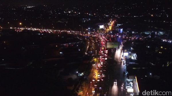 Begini Penampakan Padatnya Gerbang Tol Cileunyi dari Udara