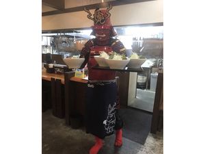 Serunya Makan Ramen Dilayani Chef Berkostum Samurai!