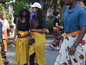 Gaya Putri Obama Pakai Sarung di Bali Jadi Perhatian Dunia Gaya Putri Obama Pakai Sarung di Bali Jadi Perhatian Dunia