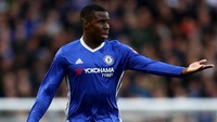 Kurt Zouma meski jadi pilihan utama di Stoke City sebagai pemain pinjaman dari Chelsea juga kalah bersaing dengan Lucas Hernandez, Presnel Kimpembe, Raphael Varane, dan Adil Rami. (Clive Mason/Getty Images)