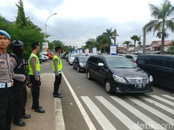 Lalin dari Cianjur Padat, Puncak ke Bawah Diberlakukan One Way