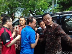 Keliling Kota Solo, Jokowi Bagi-bagi Sarung dan Sembako