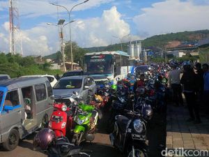 Polisi Berlakukan Sistem 1 Arah Menuju Anyer hingga 24 Juni Polisi Berlakukan Sistem 1 Arah Menuju Anyer hingga 24 Juni