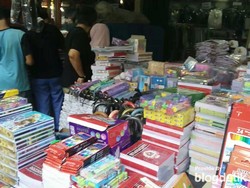 Usai Lebaran, Ibu-ibu Borong Perlengkapan Sekolah Pakai KJP