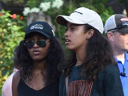 Foto: Gaya Putri Obama Padukan Sarung Bali dan Sneakers di Pura Tirta Empul