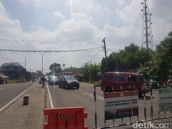 Jalur Wisata ke Anyer Padat, Polisi Berlakukan Sistem Buka-Tutup