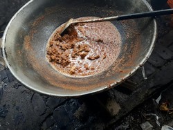 Kontroversi Rendang Krispi, Intip Bikin Rendang di Asalnya