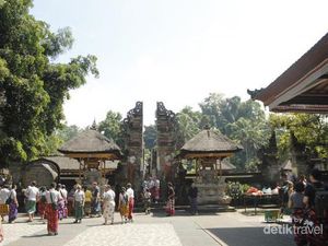Bule di Bali Viral Ejek Pura, Kenali Dulu Aturan Masuk Pura