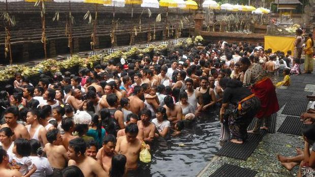 Masyarakat lokal yang tengah melaksanakan ritual Melukat (Nitha Ismail/d'Traveler)