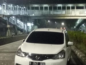 Mobil Ini Ditinggal Pemiliknya di Pinggir Jalan Depan Kemenkes