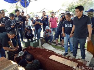 Ibunda Indra dan Mira Lesmana Dimakamkan Satu Pusara dengan Almarhum Suami