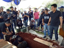 Ibunda Indra dan Mira Lesmana Dimakamkan Satu Pusara dengan Almarhum Suami