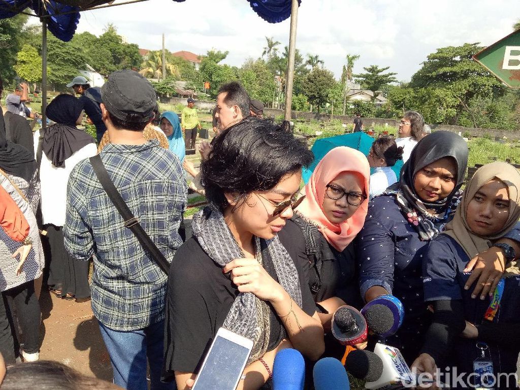 Eva Celia Anggap Sang Nenek Sosok yang Luar Biasa Eva Celia Anggap Sang Nenek Sosok yang Luar Biasa