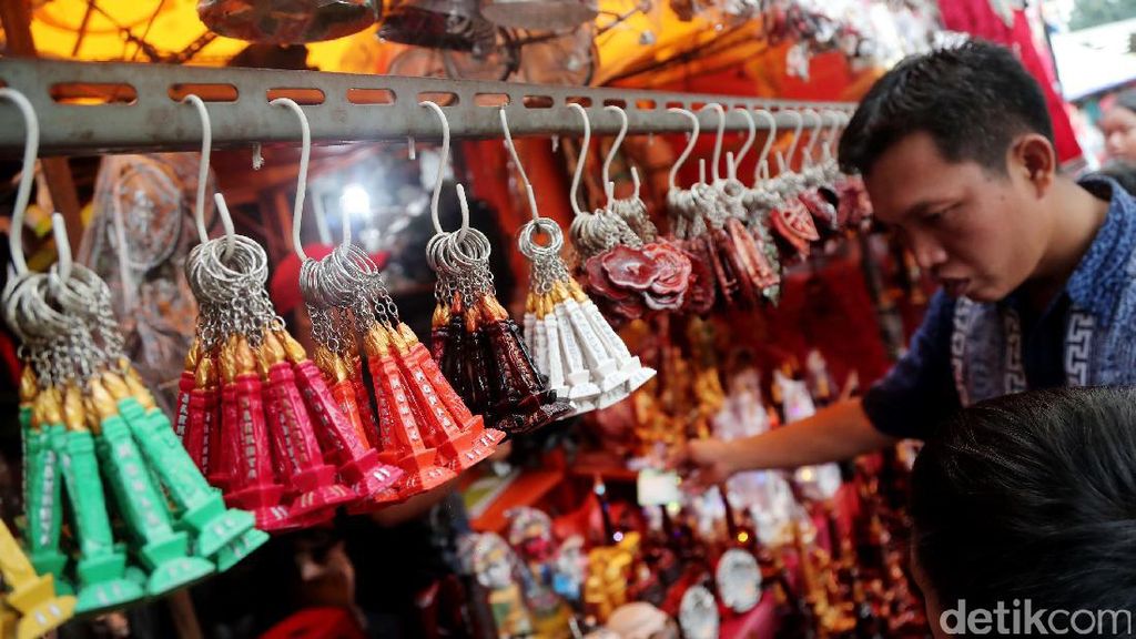 Penjualan Oleh-oleh di Monas Ramai Pembeli Penjualan Oleh-oleh di Monas Ramai Pembeli