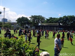 Libur Lebaran, Volume Sampah di Taman Alun-Alun Bandung Naik 200 Persen