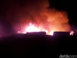 Puluhan Kios di Pasar Pamengpeuk Garut Terbakar