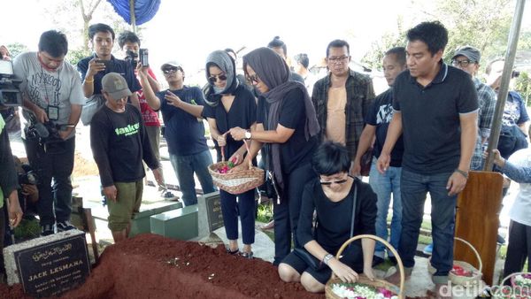 Duka Menyelimuti Pemakaman Ibunda Mira Lesmana dan Indra Lesmana