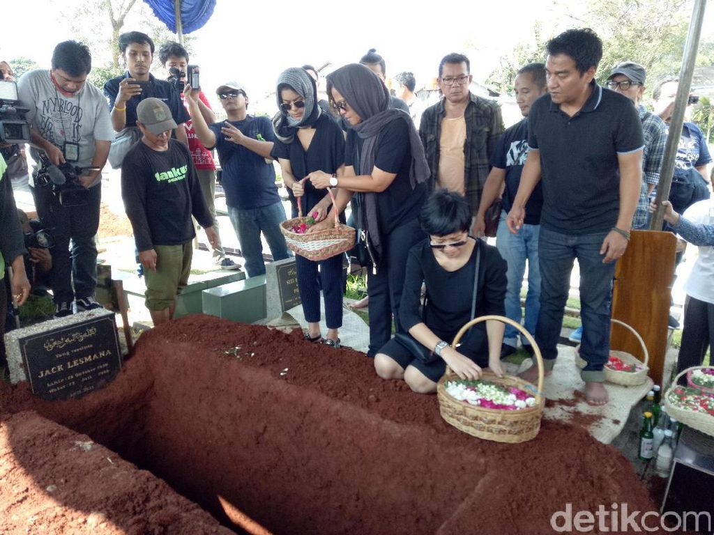 Duka Menyelimuti Pemakaman Ibunda Mira Lesmana dan Indra Lesmana Duka Menyelimuti Pemakaman Ibunda Mira Lesmana dan Indra Lesmana