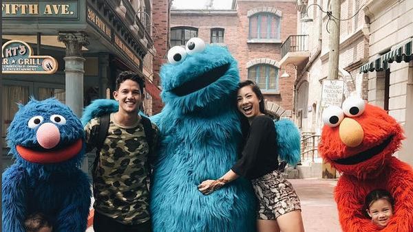 Gemas! Keluarga Irfan Bachdim Liburan di Singapura