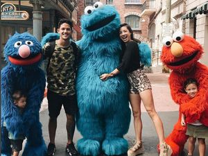 Gemas! Keluarga Irfan Bachdim Liburan di Singapura