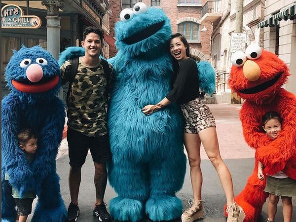 Gemas! Keluarga Irfan Bachdim Liburan di Singapura