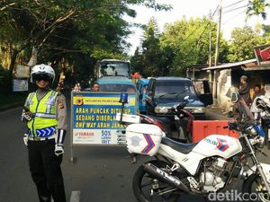 Kawasan Puncak Padat, Polisi Berlakukan Satu Arah ke Atas Kawasan Puncak Padat, Polisi Berlakukan Satu Arah ke Atas